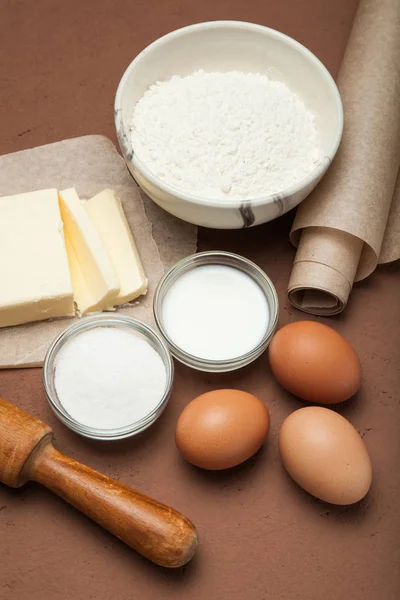 Verticale bakken ingrediënten voor Pasen taart achtergrond. — Stockfoto