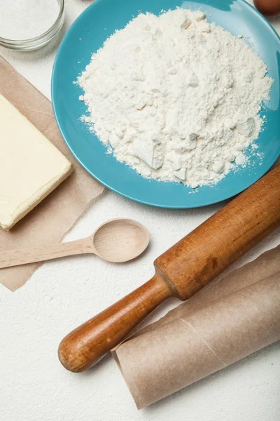 Ingredients for the dough are flour, butter, sugar, eggs. Cookin — Stock Photo, Image