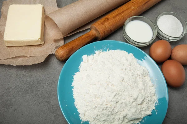 Gri bir tablo üzerinde bir lezzetli pasta için doğal maddeler. — Stok fotoğraf