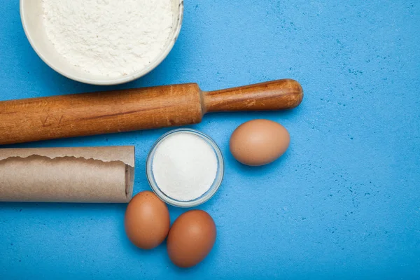 Zutaten und Kochutensilien für einen Kuchen oder ein Dessert auf — Stockfoto