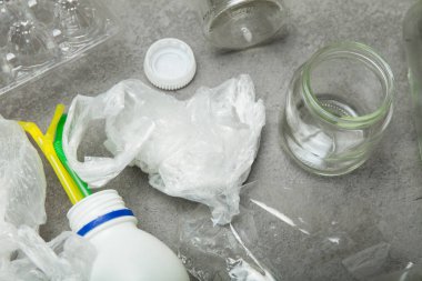 Dağınık enkaz yeniden için bekliyor.