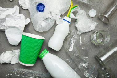 Arka plan geri dönüşümlü çöp oluşan cam, plastik, ve 