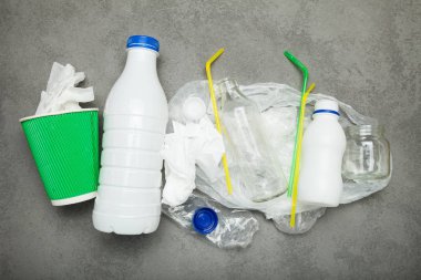 Yığın atık ve enkaz üzerinde betonun. Kağıt, plastik geri dönüşüm 