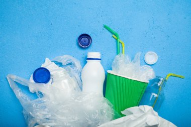 Çöp geri dönüşüm için bir seçim. Kağıt, plastik ve cam. 