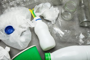 Kullanılan plastik, kağıt ve cam çöp geri dönüşüm, yeniden kullanım için.