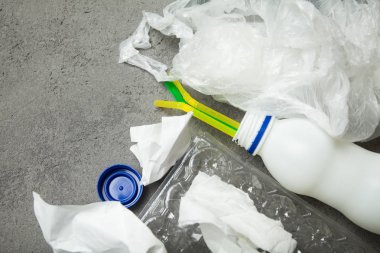 Plastik, buruşuk kağıt, çöp parçası kullanılan.