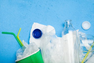 Çöp ve yeniden kullanılabilir atık yönetimi geri dönüşüm. Kopya alanı için 