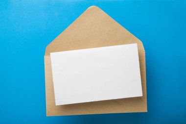 Boş mektup mavi bir arka plan üzerinde bir zarf içinde. Mockup.