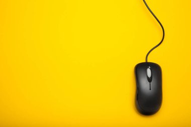Sarı bir arka plan üzerinde siyah bilgisayar fare. Metin için yer.