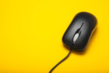 Bilgisayar fare ile bir kordon sarı bir arka plan üzerinde siyah. 
