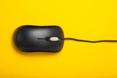 Bilgisayar fare kablosu üzerinde sarı bir arka plan ile. Yukarıdan görüntülemek