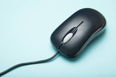 Siyah bilgisayar fare ile mavi bir arka plan bir kablosu. Yakın çekim.