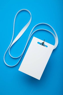 Boş beyaz ad etiketi rozet mockup.