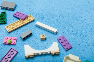 Plastik bloklar, mantıksal düşünme.