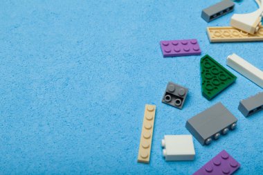 Plastik oyuncak küpleri, kopya alanı metin için.