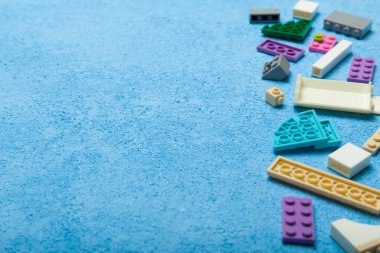 Çok renkli kurucu mavi bir arka plan üzerinde. T için boş alan