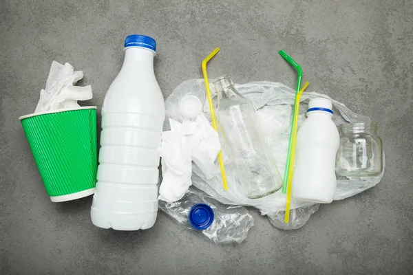 Yığın atık ve enkaz üzerinde betonun. Kağıt, plastik geri dönüşüm 