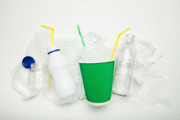 Zblizka, odpadky. Recyklovatelné plasty papír může. — Stock fotografie