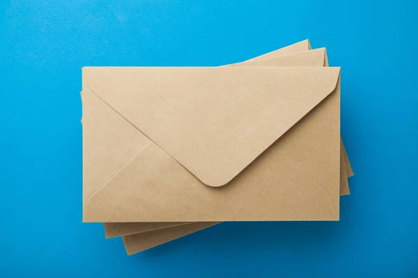 Vintage envelope on a blue background. — Stock Photo, Image