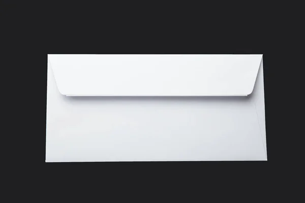 Envelope postal branco isolado em fundo preto . — Fotografia de Stock