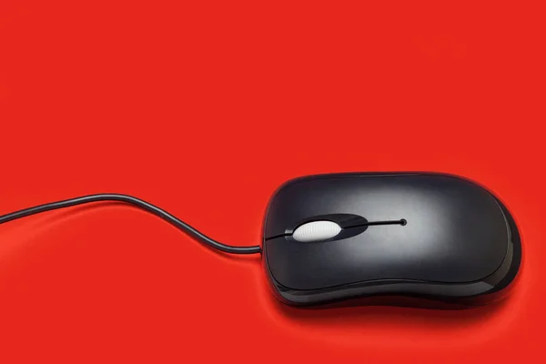 Computer mouse with wire on a red background. — Stock Photo, Image