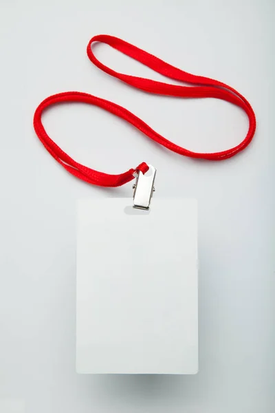 Mockup bianco di identità del personale vuoto con cordino rosso. Targhetta, ID — Foto Stock