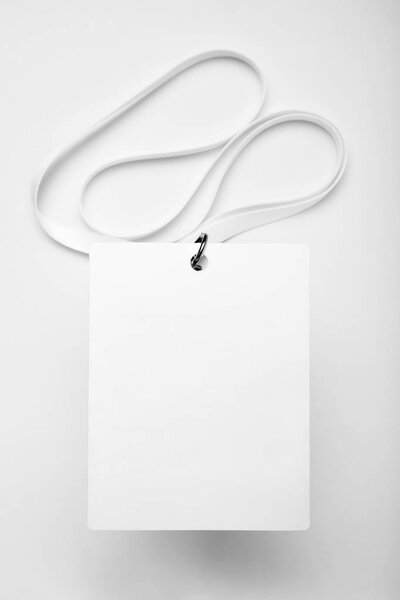 Mockup card badge, white staff identity.