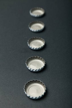 Kullanılmış kapaklar, alkolizm, depresyon.