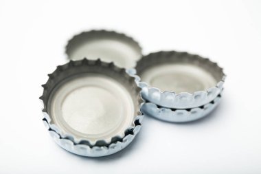 Beyaz arka plan üzerinde Metal kapaklar, alkolizm, depresyon.