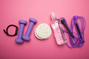 Diyet beslenme ve egzersiz ve fitness, kavram. Kadın, pembe