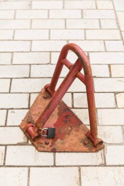 Otopark bariyeri asma kilitle kilitlendi.