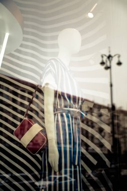 Çift pozlama cam dükkanı wi üzerinde şehrin bir yansımasıdır