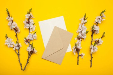 Çiçekli sarı bir arka plan üzerinde düğün davetiyesi 