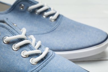 Beyaz arka planda yaz rahat spor ayakkabıları ve beyaz dantel.