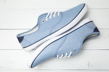 Beyaz ahşap arka planda rahat rahat ayakkabılar.