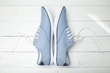 Beyaz ahşap arka planda yaz rahat spor ayakkabıları.