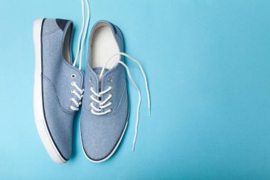 Mavi arka planda yumuşak yaz rahat mavi spor ayakkabı. Kopya