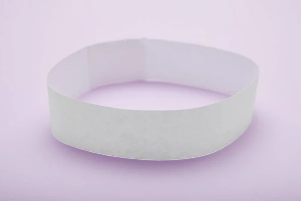 Pulsera de papel blanco en blanco, maqueta de pulsera sobre fondo púrpura — Foto de Stock