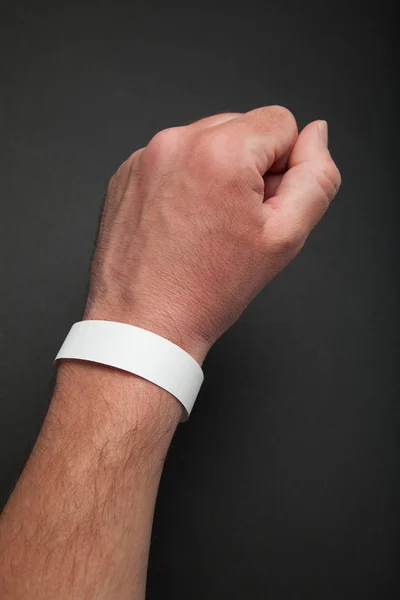 Brazalete redondo blanco en la mano, maqueta. Brazo pulsera accesorio anuncio —  Fotos de Stock