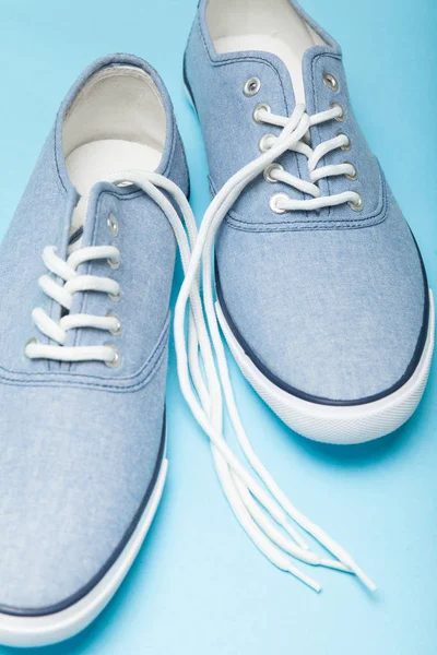 여름 캐주얼 스니커즈와 블루 배경에 흰색 레이스. — 스톡 사진