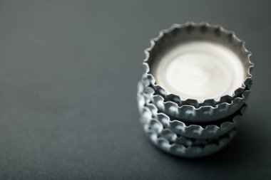 Bira şişelerinden kapak yığını, metin için boş alan.