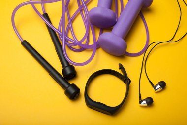 Spor ve atletizm aksesuarları, halter ve fitness bilezik ile atlama ipi.