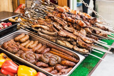 Vitrinde şiş kebap.