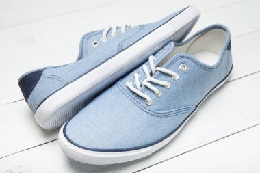 Beyaz arka planda hafif spor ayakkabılar.