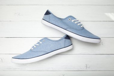 Hafif ahşap arka planda şık ayakkabılar.