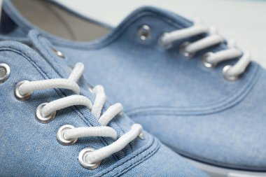 Hafif rahat yazlık ayakkabılar, ayakkabı bağcıkları yakın çekim.