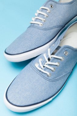 Beyaz arka planda mavi rahat şehir spor ayakkabıları. Dikey.