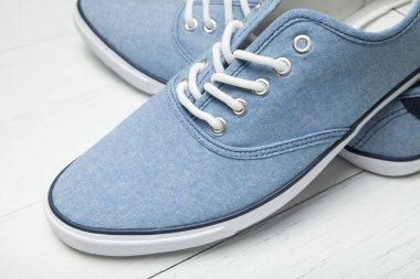 Mavi tuval rahat ayakkabılar.