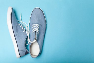 Mavi denim tuval rahat ayakkabılar.