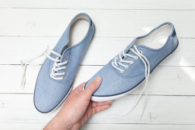 Denim mavi salik spor ayakkabılar, tuval.